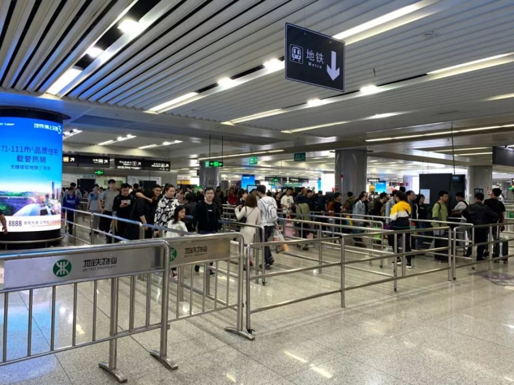 深圳北站地铁站为 地铁4号线和 地铁5号线 从深圳北站高铁站出站后