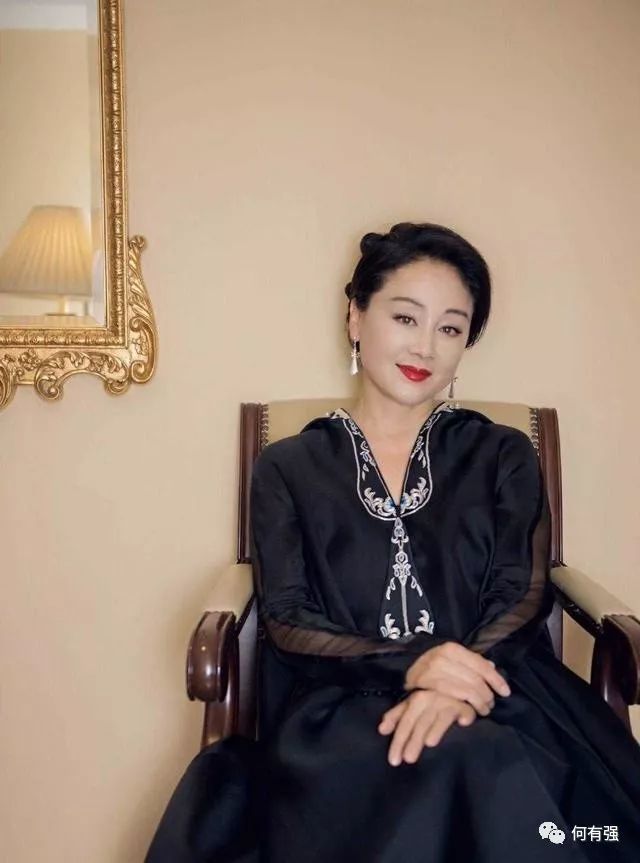 57岁王姬依旧风姿绰约,一袭黑色连衣裙端庄优雅,盘发造型更大气