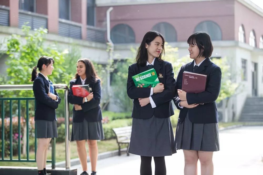 08 重庆枫叶国际学校 枫叶国际学校校服为红色和红色两种色系 简约的