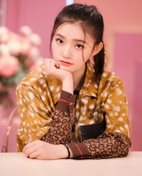 林允综艺节目剧照,清纯美少女,凸显青春活力