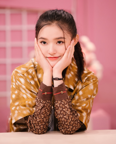 林允综艺节目剧照,清纯美少女,凸显青春活力