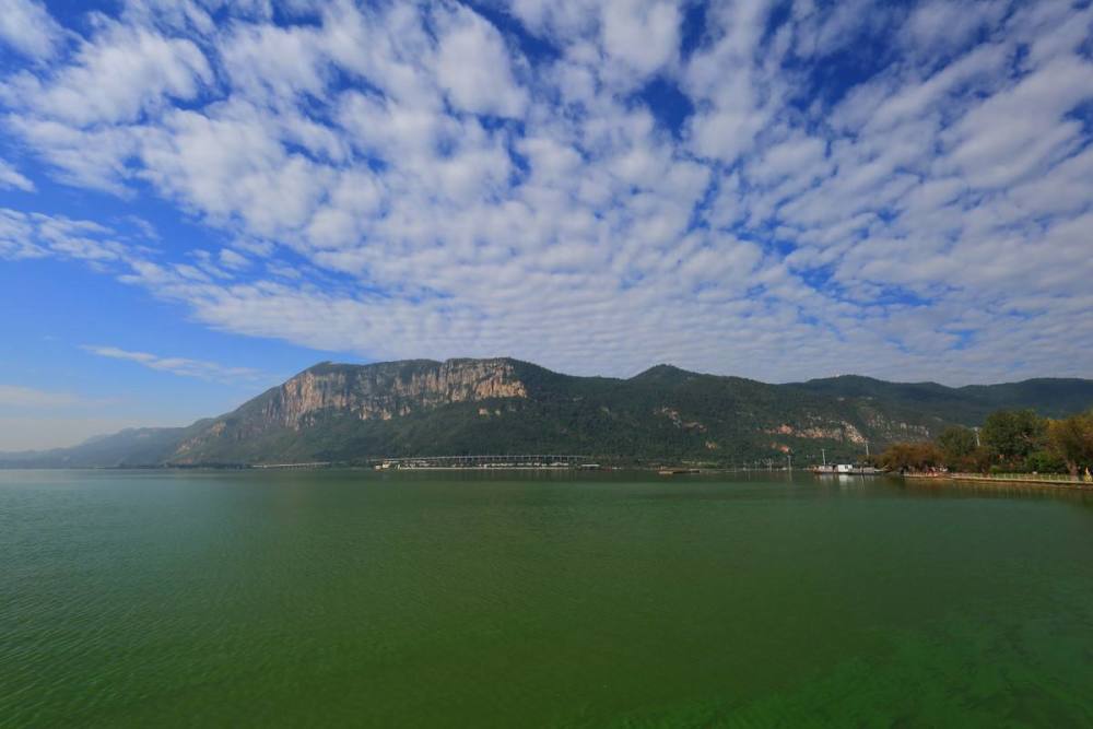 尤其是海埂大坝更是观赏,喂食红嘴鸥的最佳地点,这里面对西山,视线