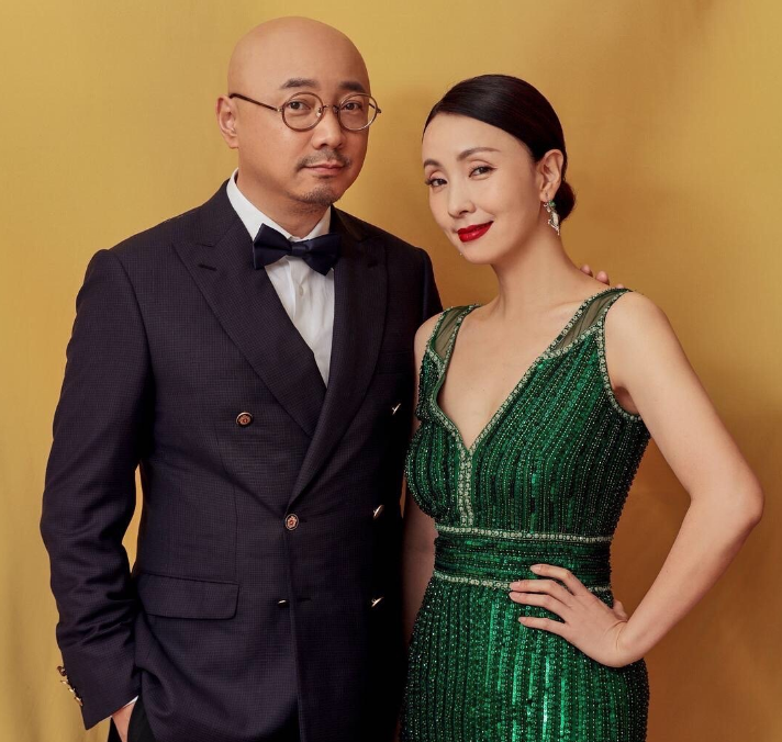 徐峥携老婆走红毯,陶虹眼睛紧盯老公,离开十级美颜的颜值太意外