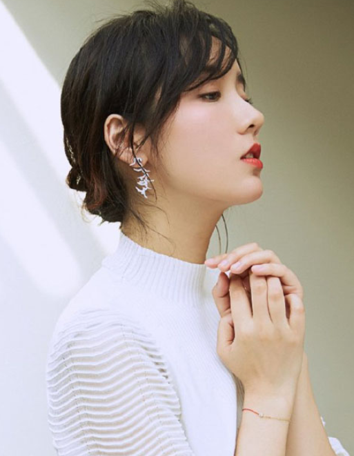 吕一气质写真,身穿白色上衣,尽显迷人的女神魅力