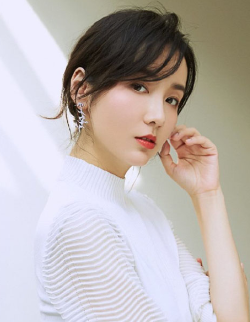 吕一气质写真,身穿白色上衣,尽显迷人的女神魅力