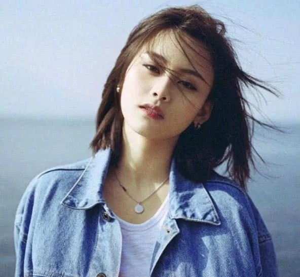 还记得《唐人街探案》的女黑客kiko吗?当她染回黑发后