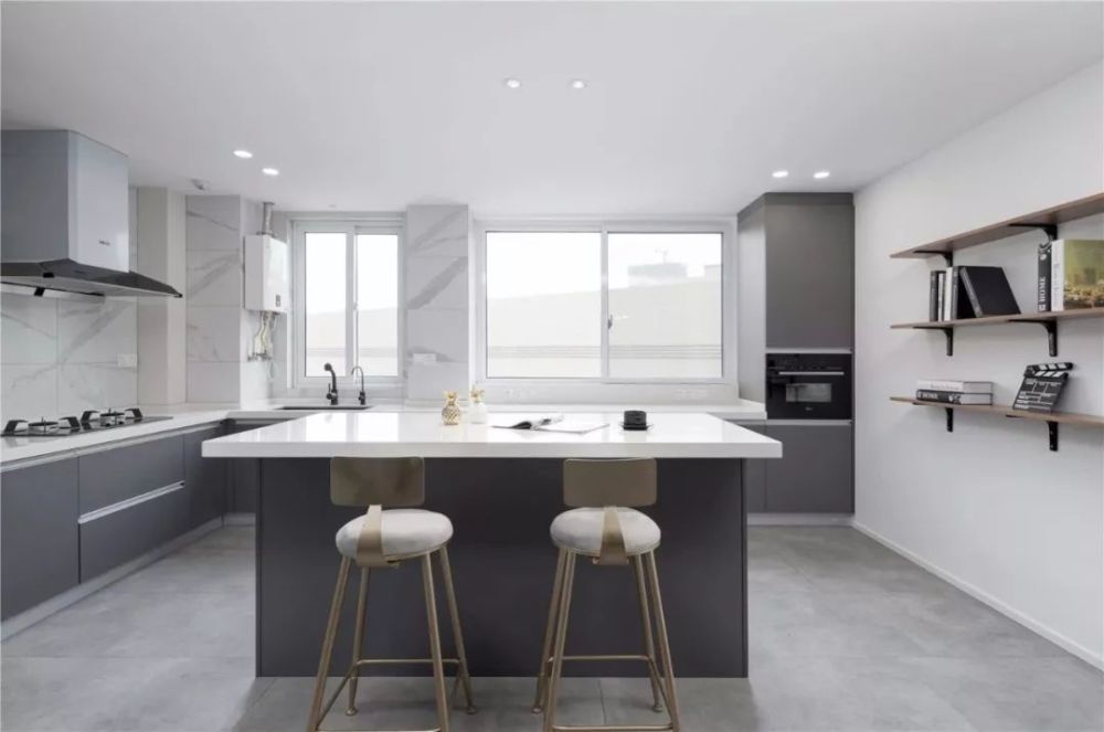 如果是小户型的空间,想要实现厨房的宽敞,就可以考虑餐厨一体的设计