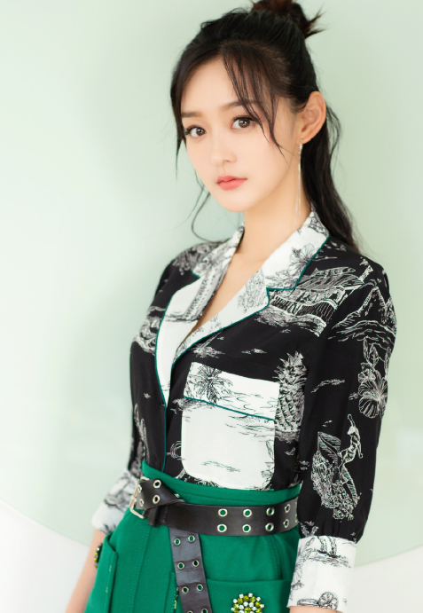 演员何泓姗精美写真,轻松驾驭多种风格造型