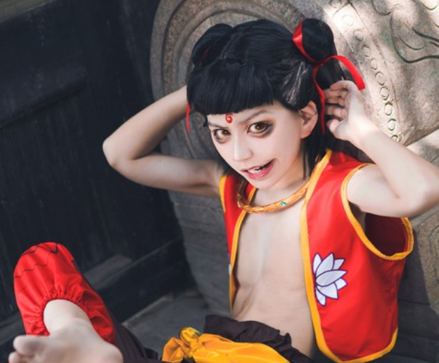 《哪吒之魔童降世》cosplay哪吒,莲花池旁的帅气小哥哥