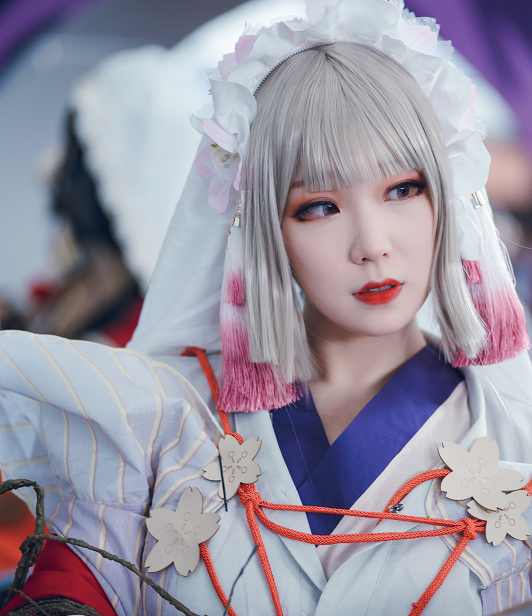 《阴阳师》樱花妖式神cosplay,折扇半遮脸挡不住女孩优雅的气质