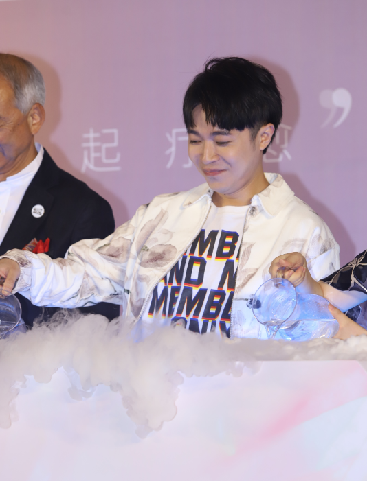 吴青峰出席活动,时尚简约穿搭,清新帅气