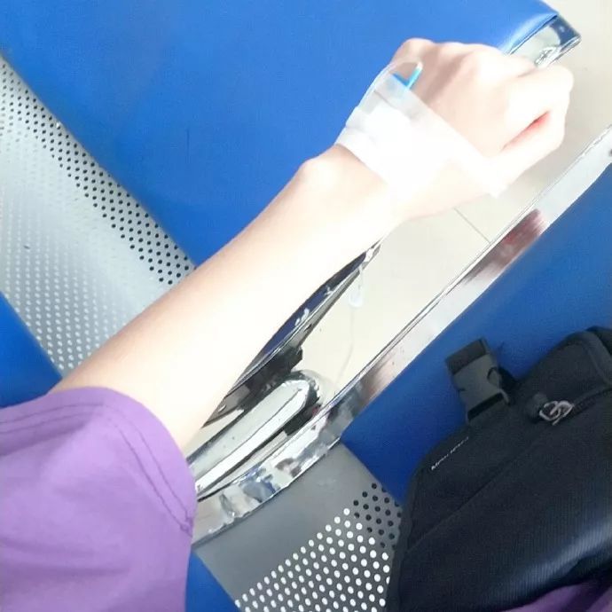 女生输液好看真人手背