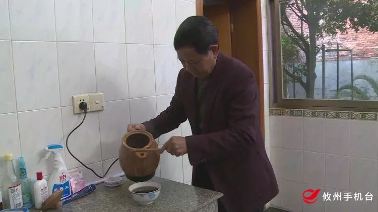 洪建新:舍小家为大家 用真情铺就关爱路