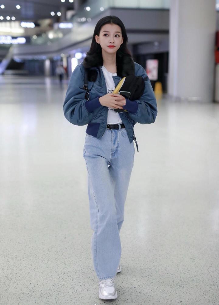 孙怡真的太会穿了,浅蓝色羽绒服配牛仔裤走机场,秒变18岁美少女
