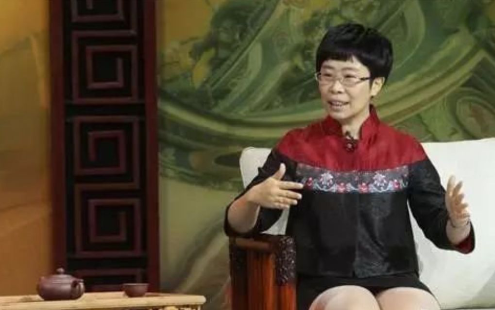 她是百家讲坛最年轻的讲师,被称为网红教授,如今44岁仍未成家