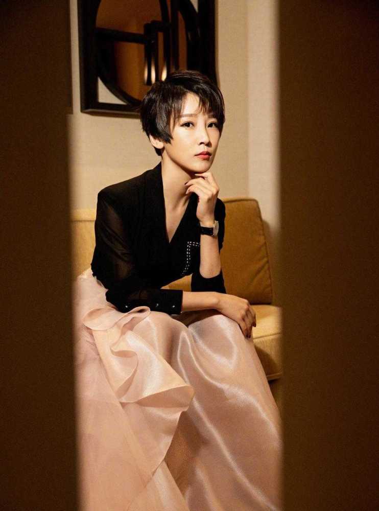 吴京的老婆"谢楠"颜值真高,短发搭配西服 半身裙,干练