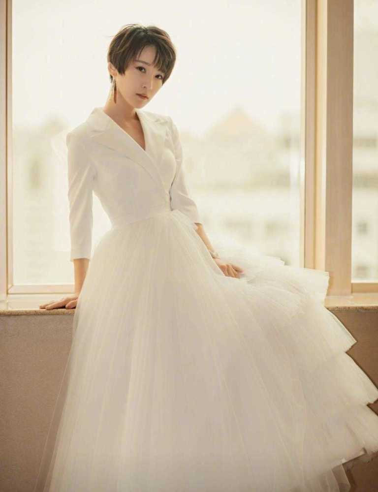 吴京的老婆"谢楠"颜值真高,短发搭配西服 半身裙,干练