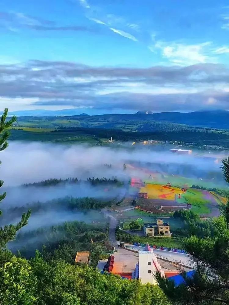 琵岩山风景区是 集娱乐,美食,美景于一体的 旅游风景区!