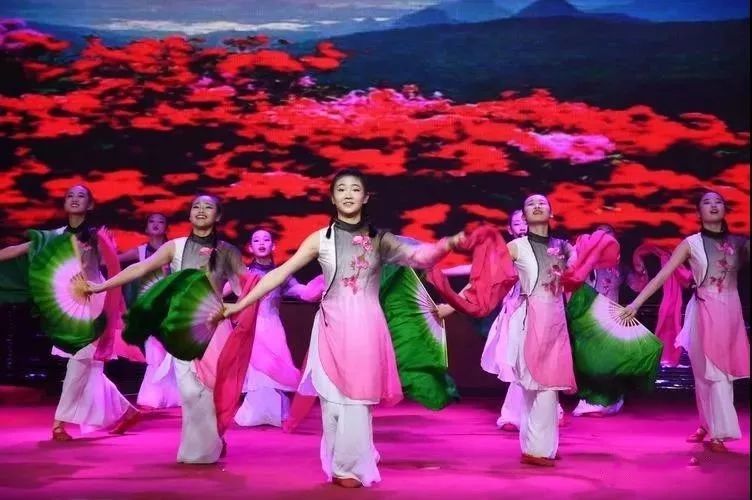 第三中学  舞蹈《映山红》 指导教师:姜红艳