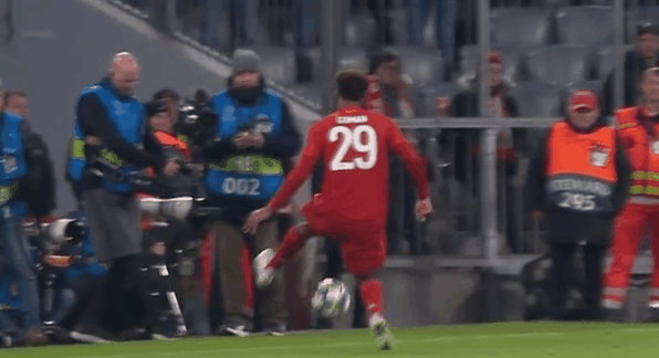 倒地后的科曼表情十分痛苦,无法坚持比赛,托马斯穆勒替补登场.