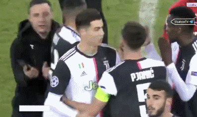 球迷闯入球场抓伤c罗布冯亲吻安慰