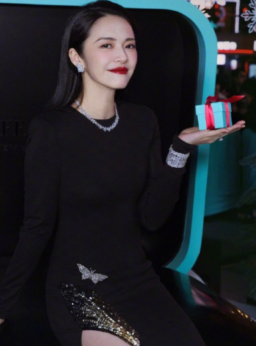 演员姚晨时尚写真,穿黑色连衣裙,温婉大气