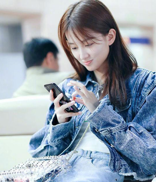 乔欣清爽机场照片,优雅美丽的女人,散发着女神的气息