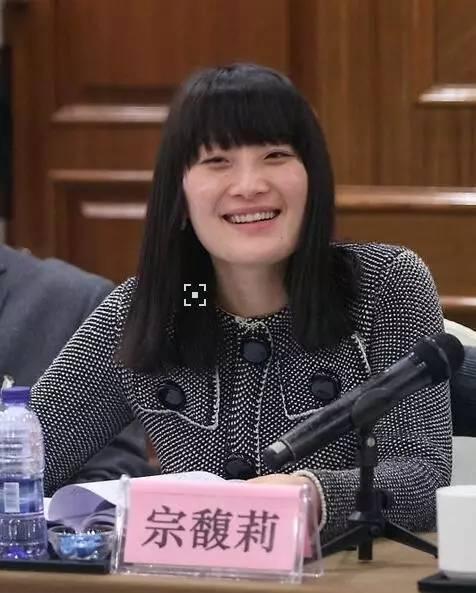 宗馥莉已经37岁了也不再是小女人,因为一直单身也让父亲为她发愁,她