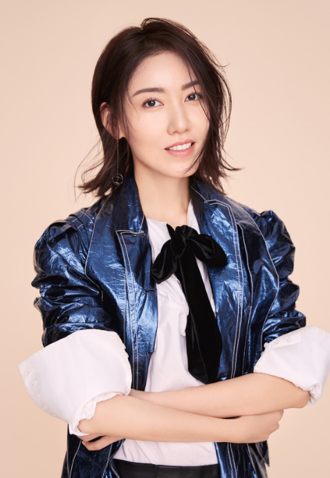 演员高露居家写真,轻盈柔美女人味十足