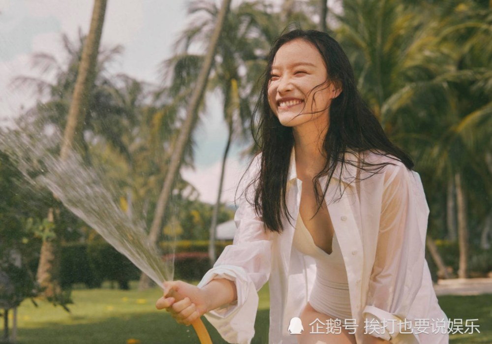 倪妮穿"男友衬衫"玩水,看到全身淋湿的她:零下20度的我瑟瑟发抖