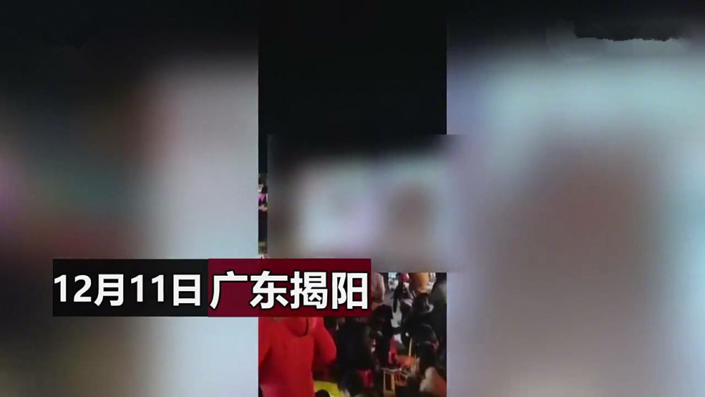 广东揭阳某村当众播放不雅视频,数十人围观,播放者被警方带走