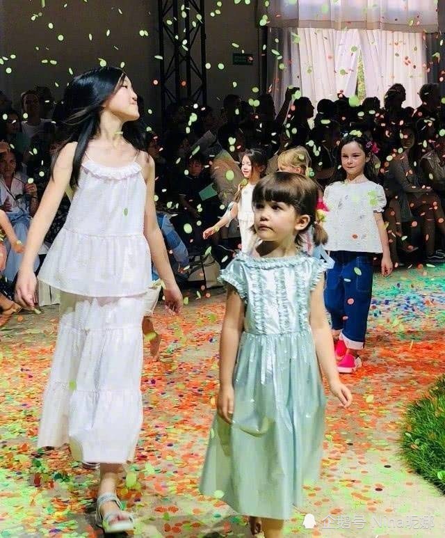 13岁李嫣比妈妈王菲还惊艳,穿紧身裙涂红唇罕见正面照