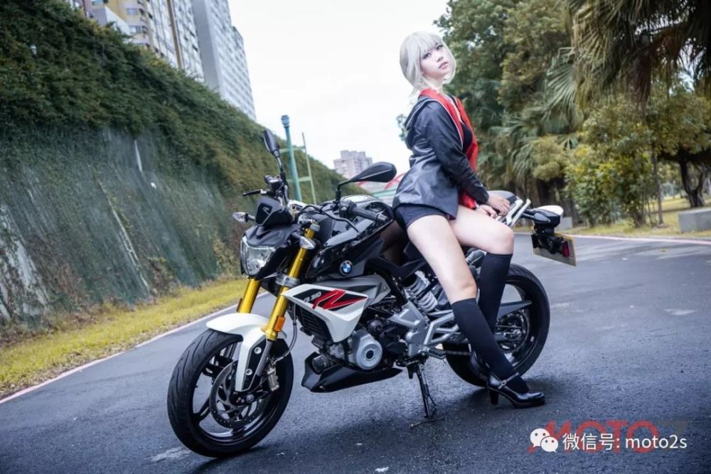 现在不骑,更待何时:美女骑士十字风的bmw g310r