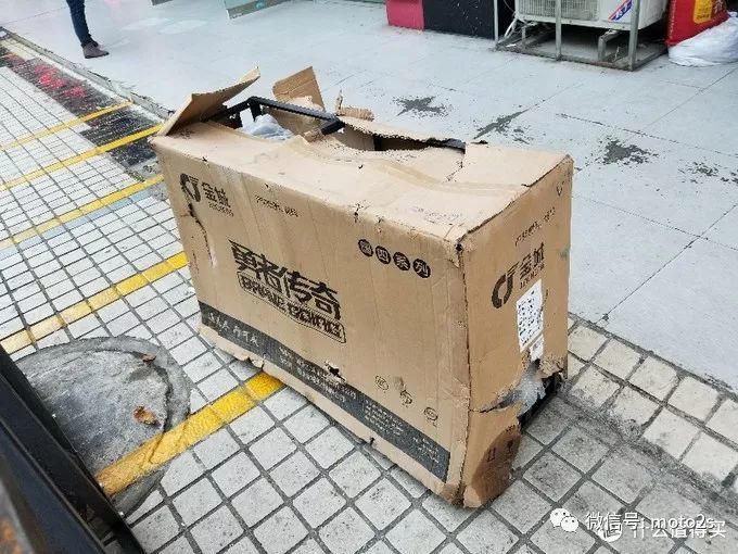 和普通摩托车的包装箱放一起就出效果了,这就是个比自行车宽一点的箱