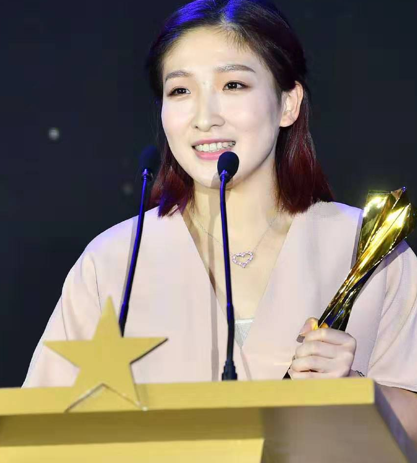 刘诗雯粉裙获球迷投票第一,拿最佳女运动员令无数球迷