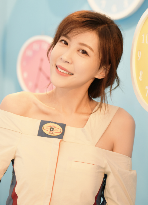 李金铭优雅时尚写真,气质不俗的女神,令人心动