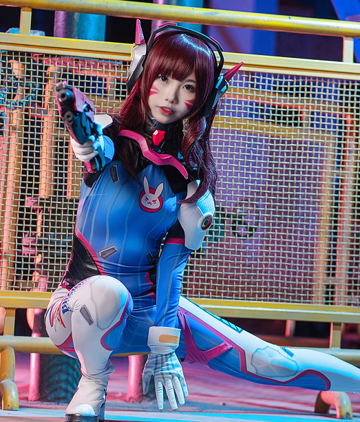 cosplay《守望先锋》游戏人物dva,女孩扮演的dva无可挑剔