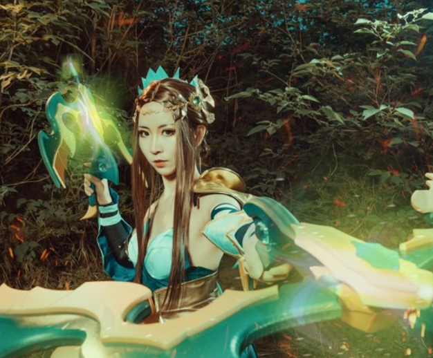 《王者荣耀》cosplay虞姬,穿梭在山林间的美丽小姐姐