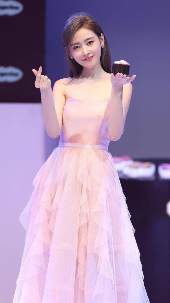 泫雅 粉色裙子在女明星心中绝对有着不可撼动的地位,它不仅显嫩,还