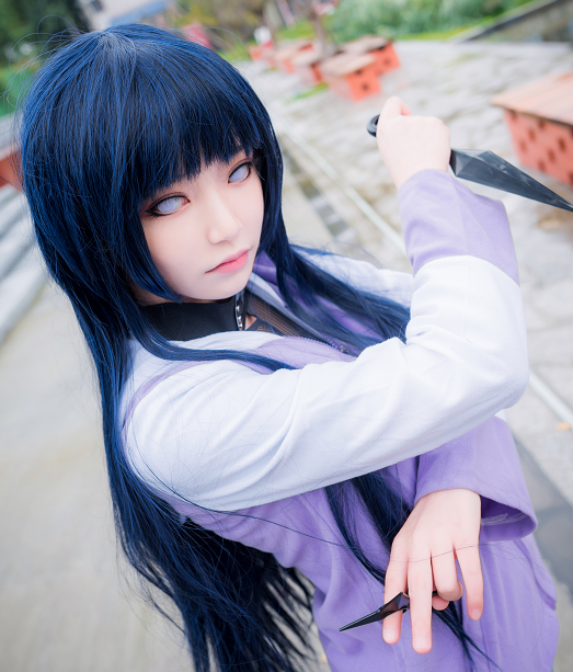 《火影忍者》游戏日向雏田cosplay,女孩手持苦无英姿飒爽