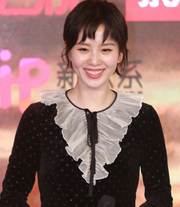 刘诗诗活动照,短发造型搭配黑色连衣裙,美丽又灵动