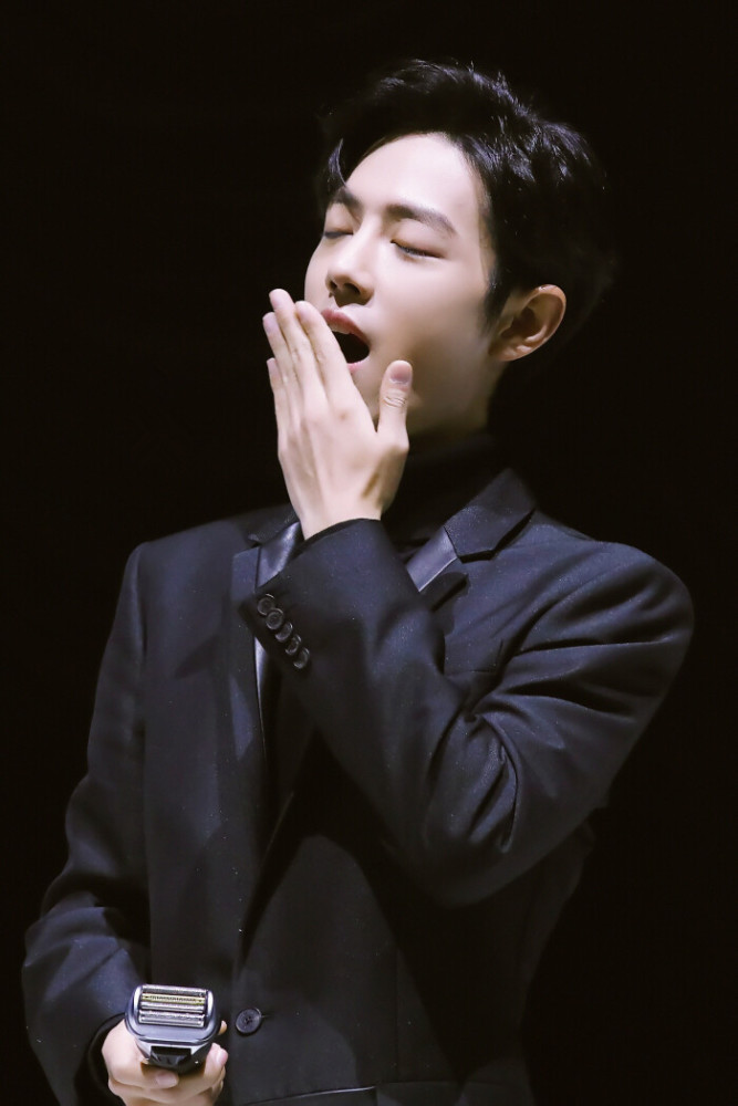 肖战黑色西装参加活动,看到他打哈欠的瞬间,兔兔又出来了!