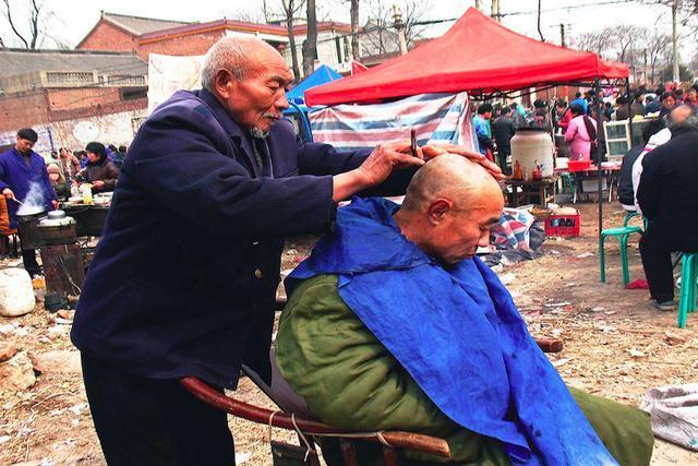 农村的老手艺,了不起的"剃头匠",比现在的理发师更讲究