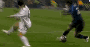 为了不借助外界配合,托雷斯自导自演地实现了左右脚互搏跳水.