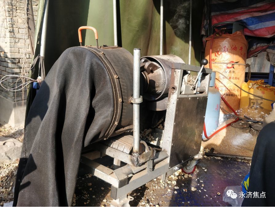 永济一大叔的爆米花生意火爆!致富有方!