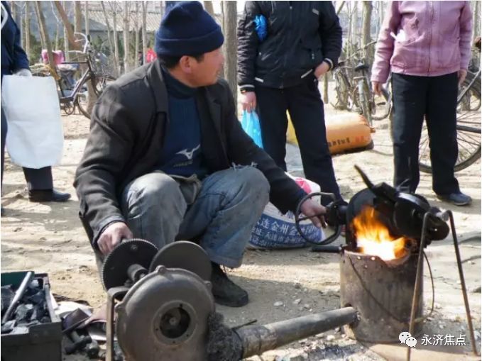 永济一大叔的爆米花生意火爆!致富有方!