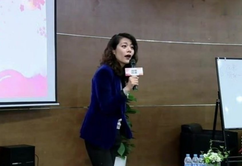 复旦美女教授陈果,为何刚火不久就遭人质疑,还被人拿单身说事