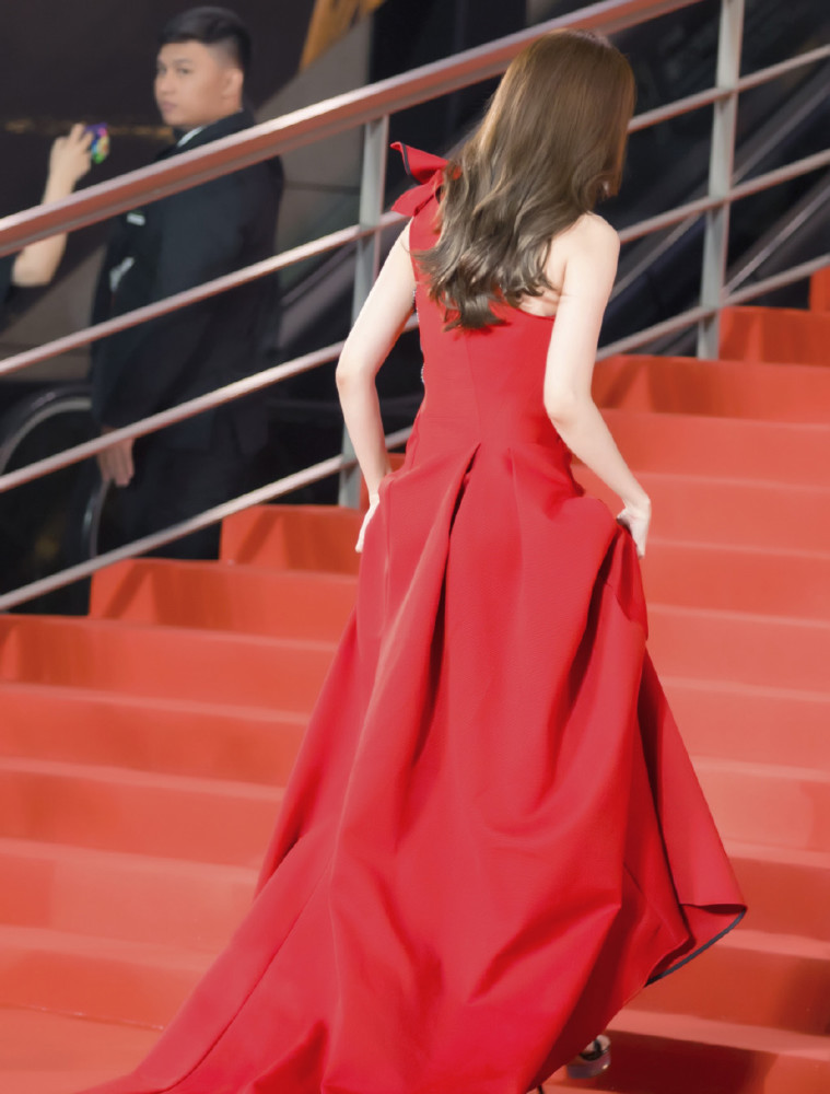 林允儿出席影展活动,身着一袭红裙走红毯,就连背影都是超美的