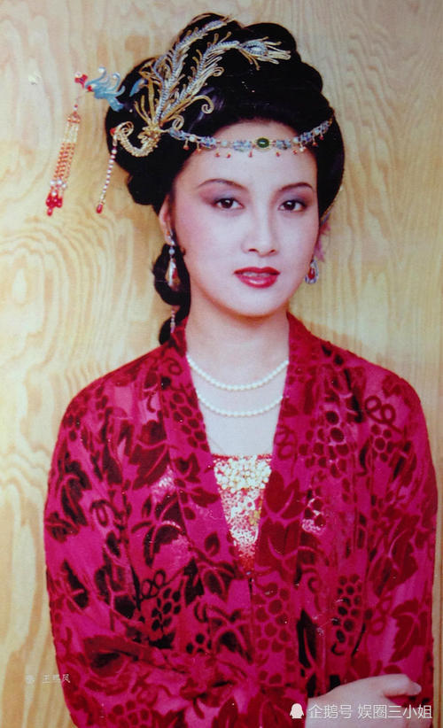 61岁的杨丽萍遇上62岁的邓婕,优雅老去与保养过度的差别,你喜欢哪一个