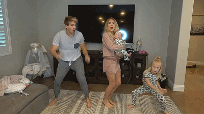 一家人都喜欢没事就乱舞一下,在这样的气氛下,想不律动都不行啊.